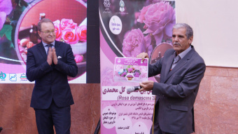 رونمایی از  مجله علمی ترویجی گل محمدی و محصولات آرایشی بهداشتی فرموله شده در مراسم اختتامیه دومین کنفرانس بین المللی گل محمدی